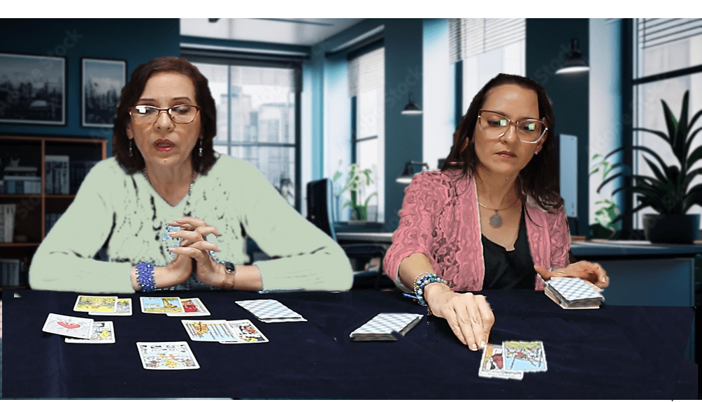 Profesoras dando clase de tarot